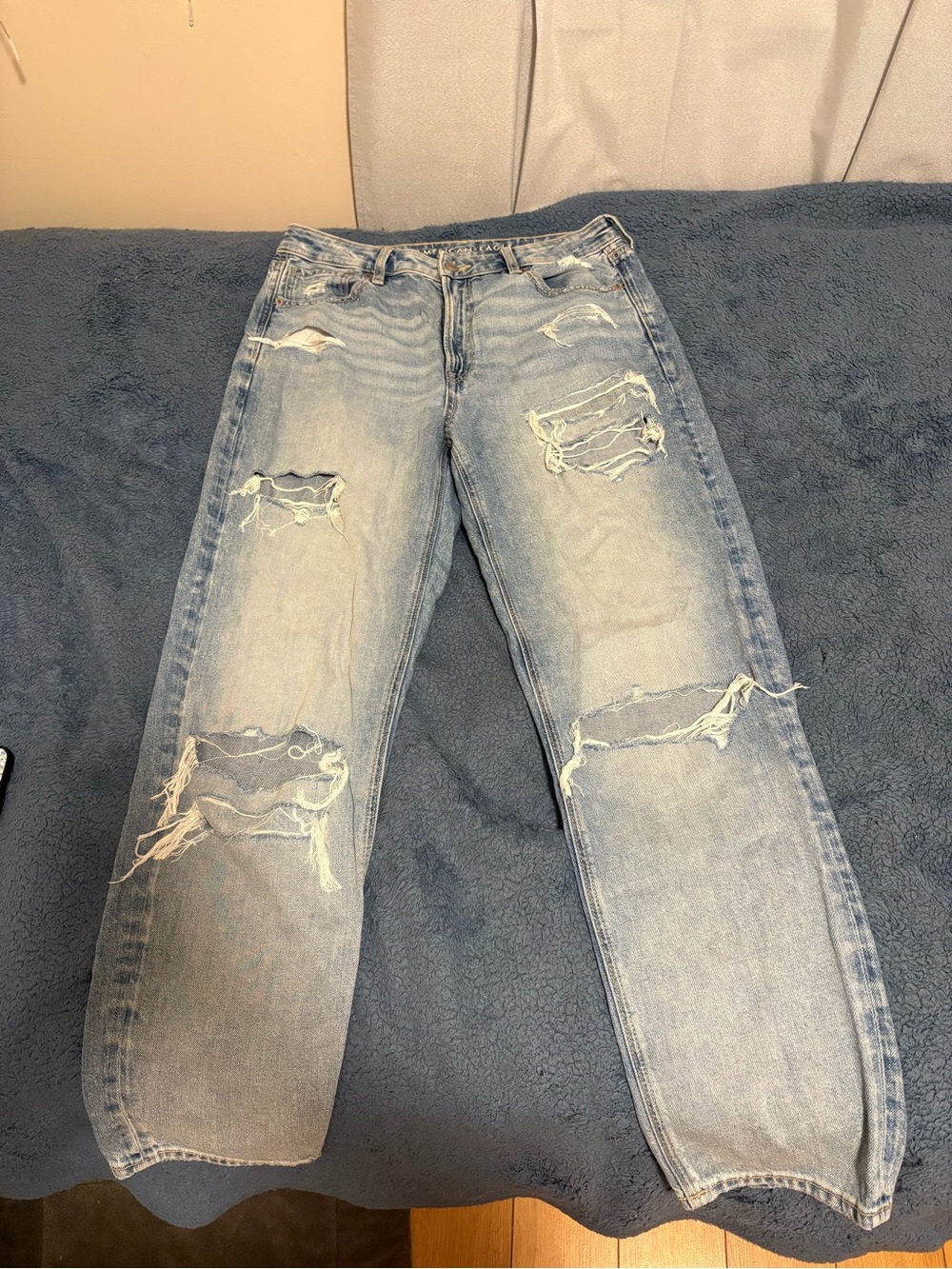 American Eagle Outfitters Light Blue Distressed Relaxed Jeans